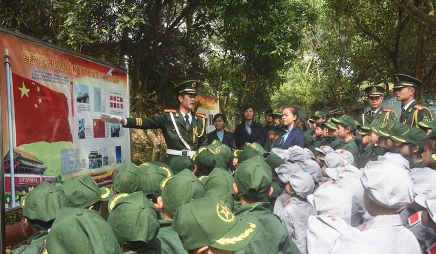 紅軍小學(xué)少年兵團隊員傾聽(tīng)國旗知識講解.jpg